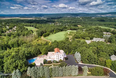 110 Glenmaura Dr, Moosic, PA 18507