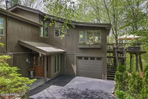 122 Roan Dr, Lords Valley, PA 18428