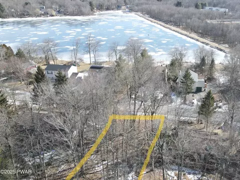 324 Boardwalk Dr, Tobyhanna, PA 18466