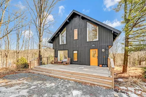 26 Meadowview Dr, Lake Ariel, PA 18436