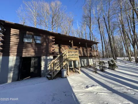 18 Summit Dr, Moscow, PA 18444