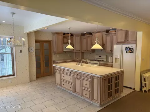 973 E Drinker St, Dunmore, PA 18512 photo 14