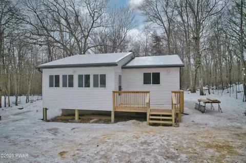 164 Westwood Dr, Dingmans Ferry, PA 18328