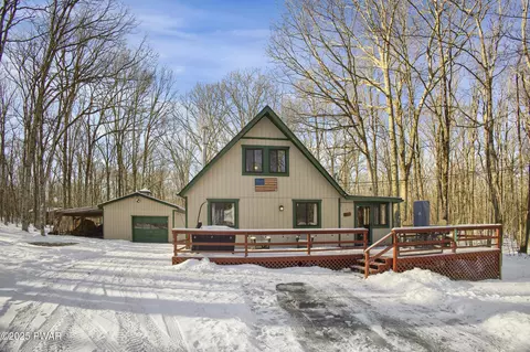 120 Spruce Ct, Hawley, PA 18428