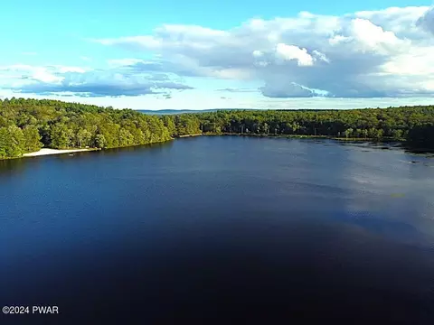 107 Kinsale Ln, Dingmans Ferry, PA 18328