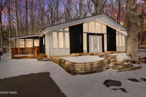 132 Washington Dr, Lords Valley, PA 18328
