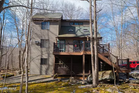 146 N Fairway Dr, Lake Ariel, PA 18436