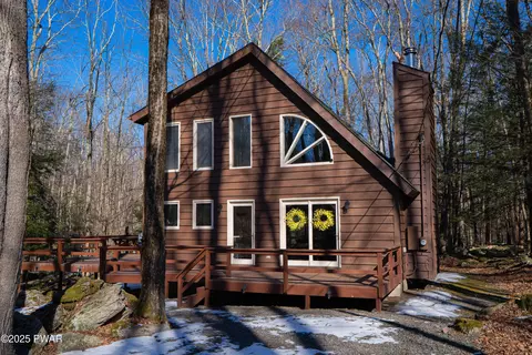 300 S Fairway Dr, Lake Ariel, PA 18436