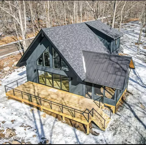 115 Spotted Fawn Rd, Greentown, PA 18426