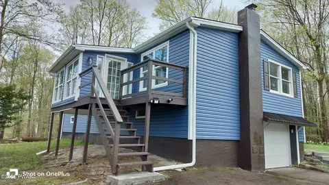 1 Mountain Crest Dr, Lake Ariel, PA 18436