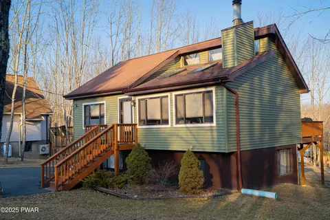 19 Woodcrest Ln, Lake Ariel, PA 18436
