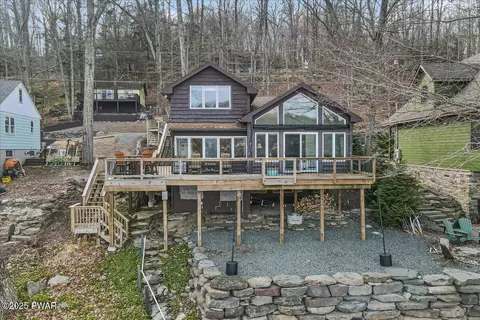 155 N Eastwood Dr, Greentown, PA 18426
