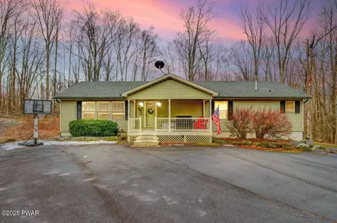 25 Boulder Ct, Lake Ariel, PA 18436
