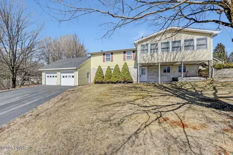 111 Cross Ln, Greentown, PA 18426