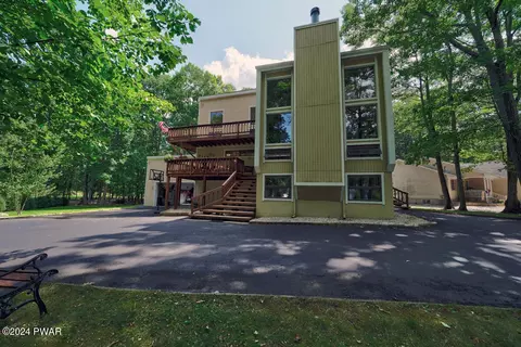 162 Yacht Club Dr, Greentown, PA 18426