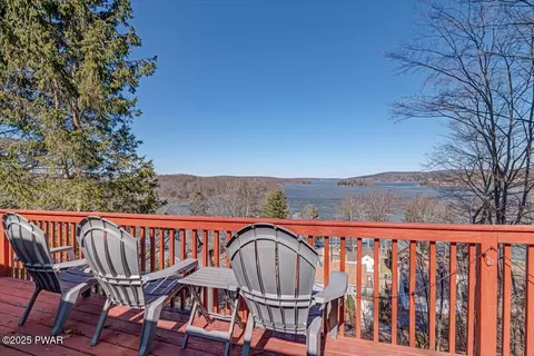 141 Paupack Rd, Greentown, PA 18426