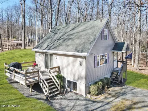 101 Chamonix Ln, Tafton, PA 18464