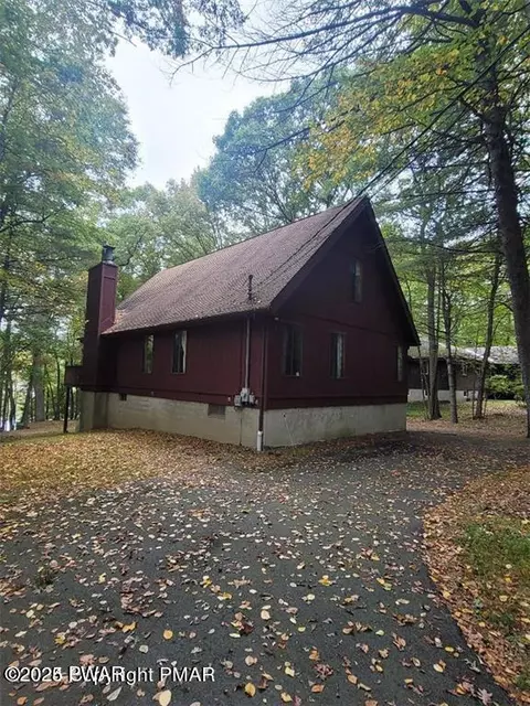 110 Maple Dr, Shohola, PA 18458