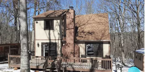 238 St Andrews Dr, Bushkill, PA 18324