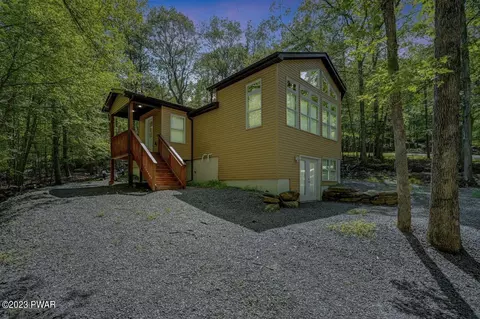 126 Plateau Dr, Lackawaxen, PA 18435