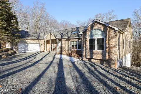 327 Canoebrook Dr, Hawley, PA 18428