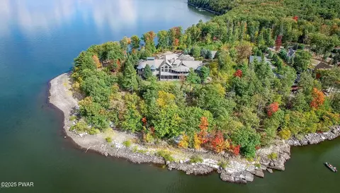 130 Calico Ct, Paupack, PA 18451