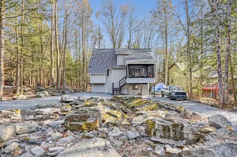 102 Oak Cir, Lake Ariel, PA 18436