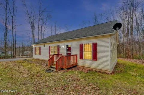 35 Salem View Dr, Waymart, PA 18472