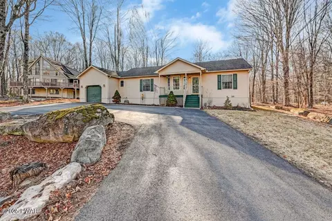 12 Rockway Ct, Lake Ariel, PA 18436