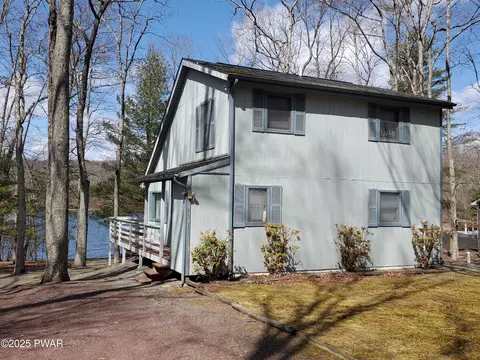 107 Cherry Point Ct, Hawley, PA 18428