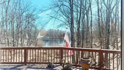 802 Rimrock Ct, Lords Valley, PA 18428