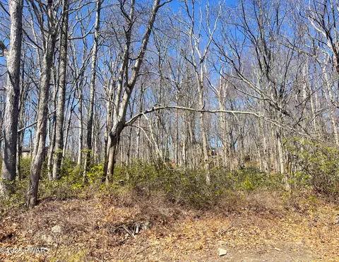 212 Comstock Dr, Lords Valley, PA 18428