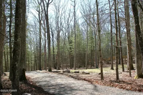 Trailwood Drive, Greeley, PA 18425