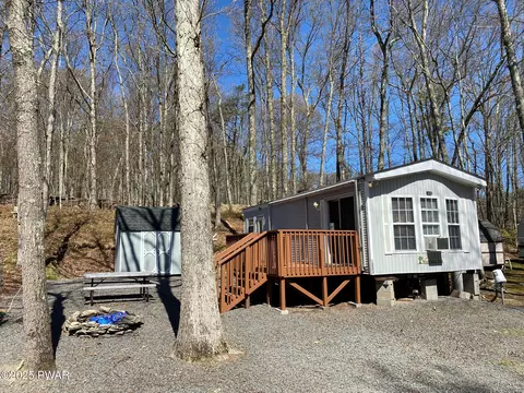 111 Stasa Ct, Milford, PA 18337