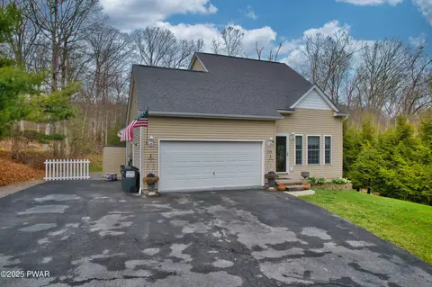 208 Vandermark Dr, Milford, PA 18337