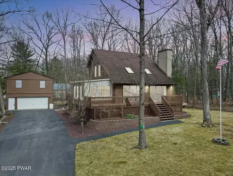 11 7th St, Hawley, PA 18428