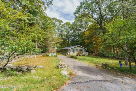104 Quail Ct, Dingmans Ferry, PA 18328