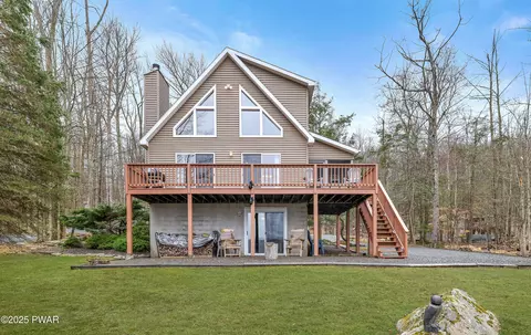 167 W Shore Dr, Hawley, PA 18428
