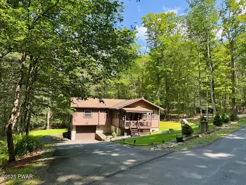 130 Grasshopper Ln, Greentown, PA 18426