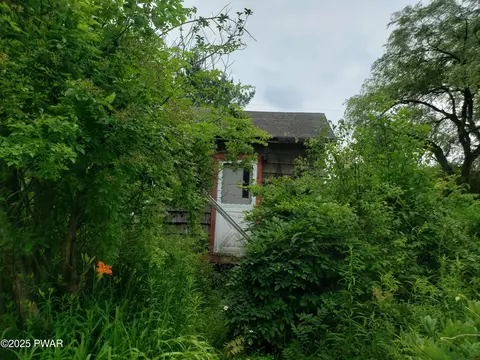 567 Creamton Dr, Pleasant Mount, PA 18453