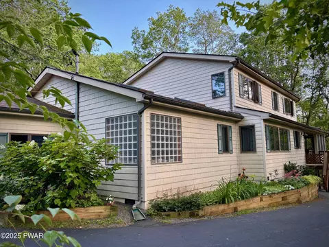 800 Peyton Pl, Lords Valley, PA 18428