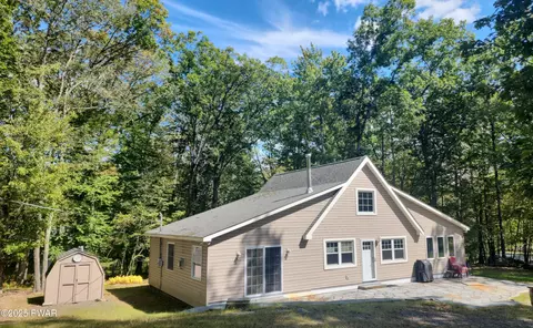 213 Powderhorn Dr, Lackawaxen, PA 18435