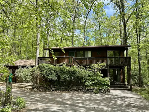 800 Dogwood Ct, Lords Valley, PA 18428