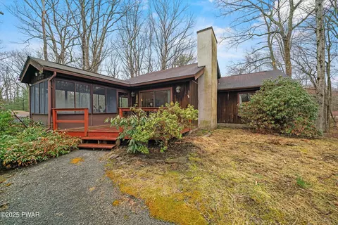 120 Burning Tree Dr, Lords Valley, PA 18428