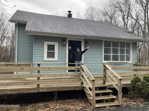 106 Flowertown Rd, Stroudsburg, PA 18360