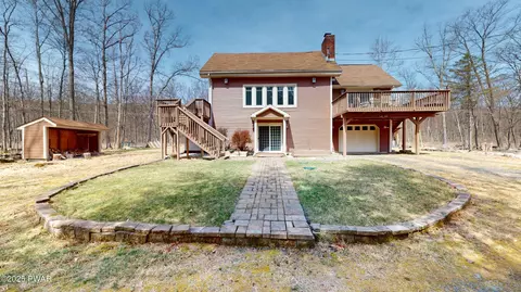 677 W Chipmunk Rd, Bushkill, PA 18324
