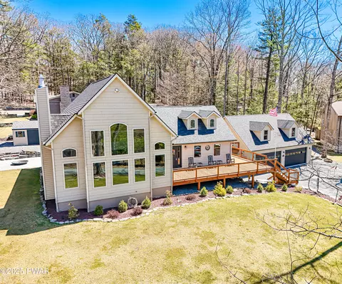 30 Vista Ct, Lakeville, PA 18438