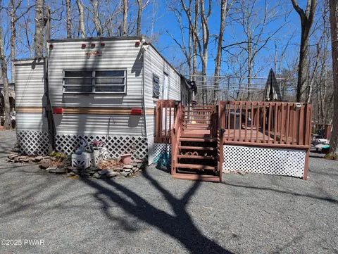 105 Packanack Ln, Milford, PA 18337