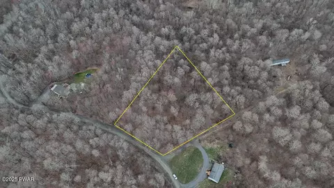 4 Elm Ter, Moscow, PA 18444