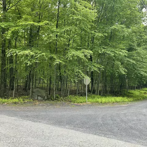 147 Ledgeway Dr, Dingmans Ferry, PA 18328